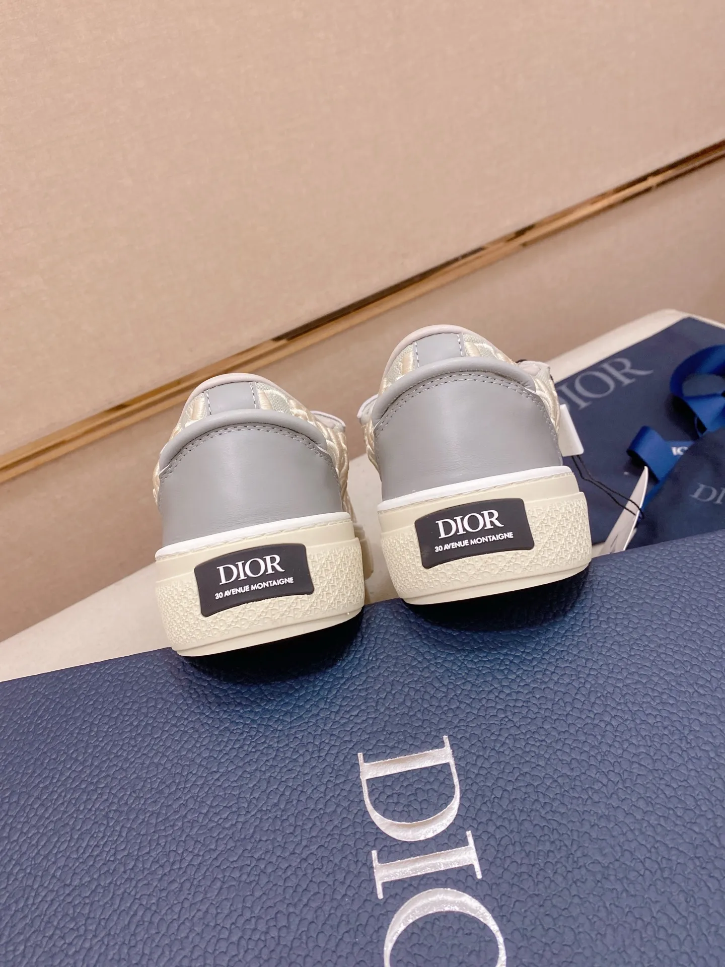 Factory price: 300 Men's shoes 💰[Dior·Dior] Top 🔍Couple style 💏🔍New casual sports style couple shoes, new four-season design, perfect workmanship, lace-up lazy style to create cabinet quality, upper: imported first-layer cowhide, sheepskin lining is soft and comfortable, ultra-light TPU wear-resistant outsole, simple, versatile fashion men's shoes, excellent color code number 35--44